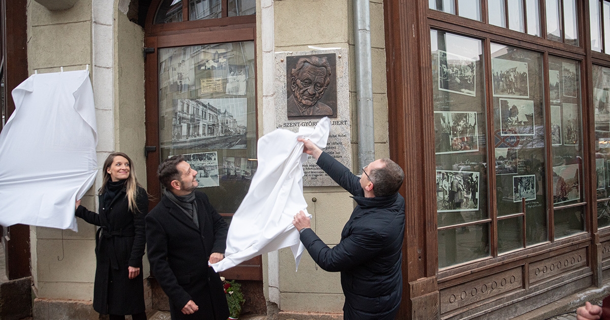 Plakettet avattak Csíkszeredában Szent-Györgyi Albert és Hirsch Hugó emlékére